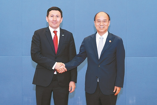 戴厚良会见哈萨克斯坦萨姆鲁克-卡泽纳国家基金主席
