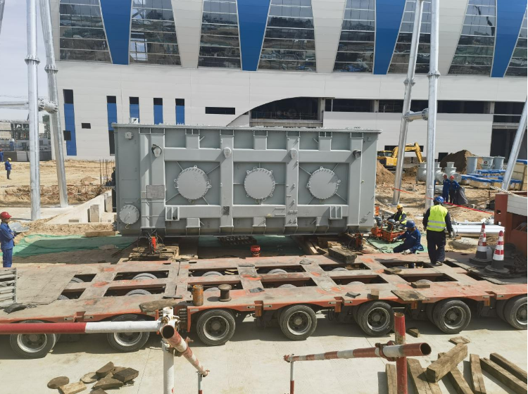 陕西榆林能源集团榆神榆横2×350MW热电联产工程1号、2号机组主变压器顺利推移就位