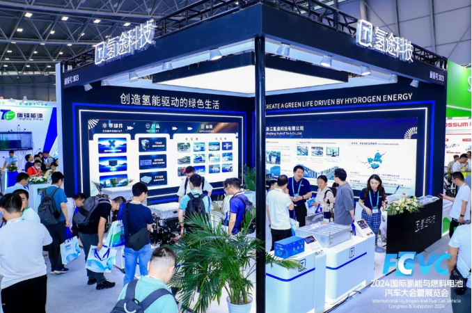 氢途科技携150kW及240kW燃料电池发动机亮相2024 FCVC