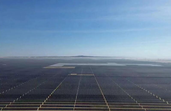 中国能建承建的全球在建单体最大装机容量光伏项目ASB1 600兆瓦并网