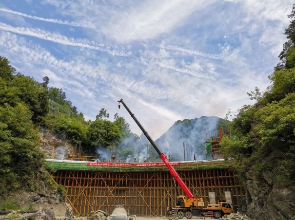 老龙嘴水电站大坝溢流坝段顺利封顶