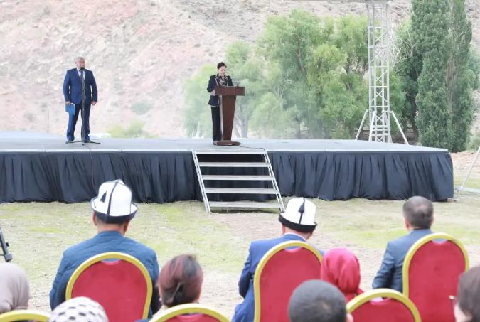 杜德文大使与吉总理阿·扎帕罗夫共同出席奥托托库水电站建设项目奠基仪式