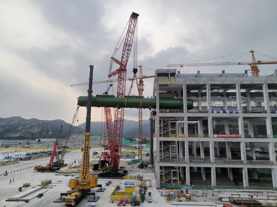 田湾核电站8号机组常规岛除氧器吊装引入就位