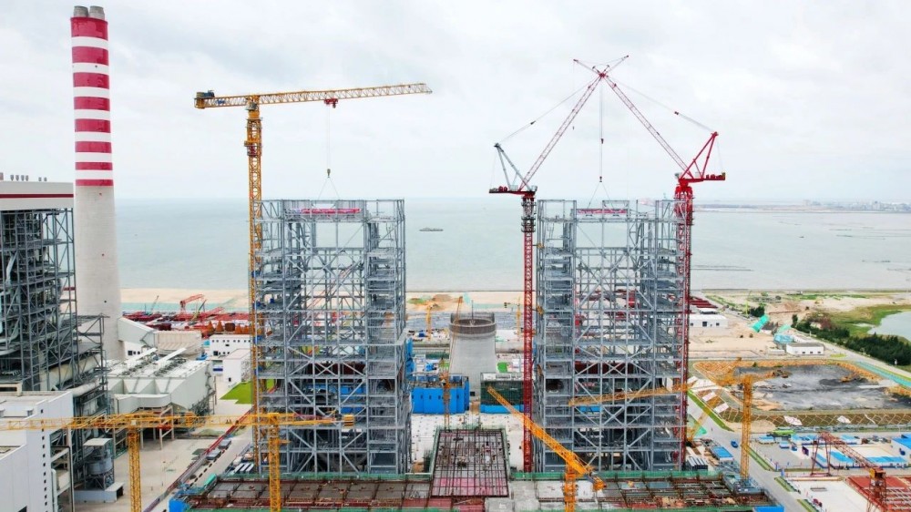 北海公司二期扩建项目3、4号锅炉首根大板梁同步吊装就位