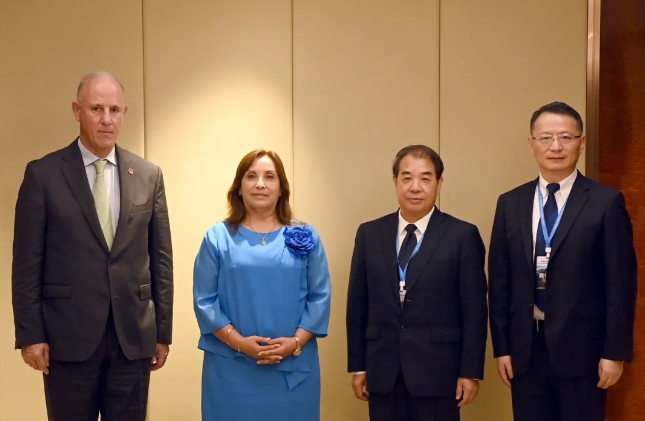秘鲁总统博鲁阿尔特会见中国南方电网公司董事长孟振平总经理钱朝阳