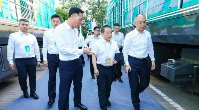 应用中国科学院大连化物所技术的氢燃料电池机车亮相中国中车新能源机车发布会