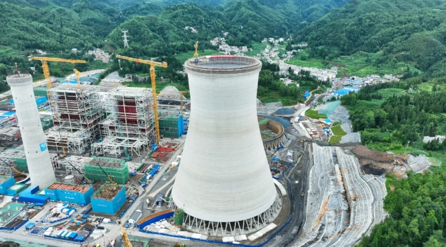 国家电投贵州金元织金“上大压小”异地改建项目（2×660兆瓦）2号冷却塔顺利封顶