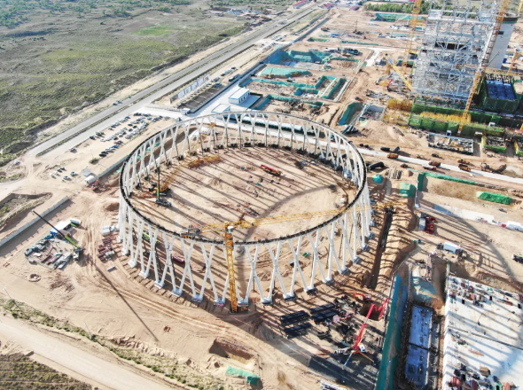 蒙能准大电厂2×100万千瓦煤电一体化扩建项目1号间冷塔X柱顺利合龙