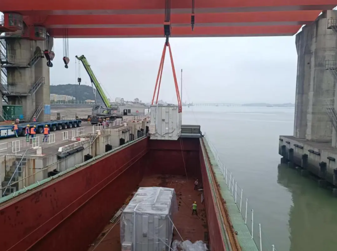 三门核电3号机组常规岛A排外变压器区域3台主变压器顺利吊装就位