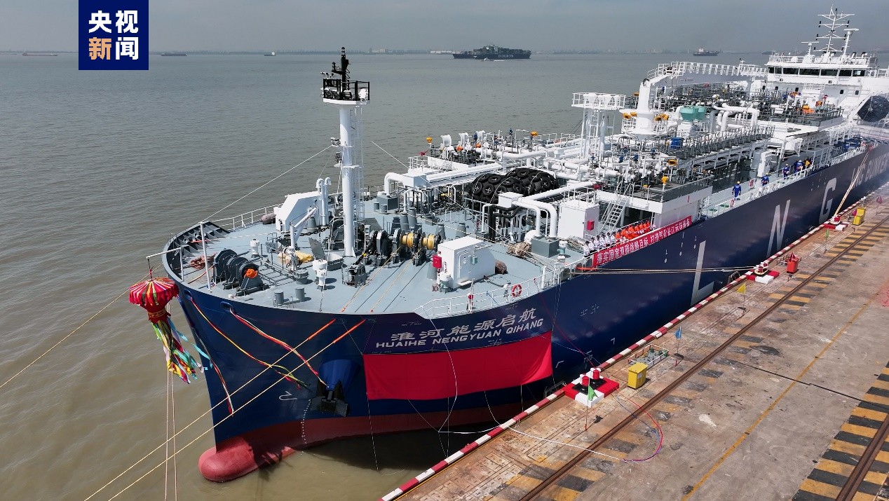 全球首款 中国首制!江海直达型LNG加注运输船完工交付