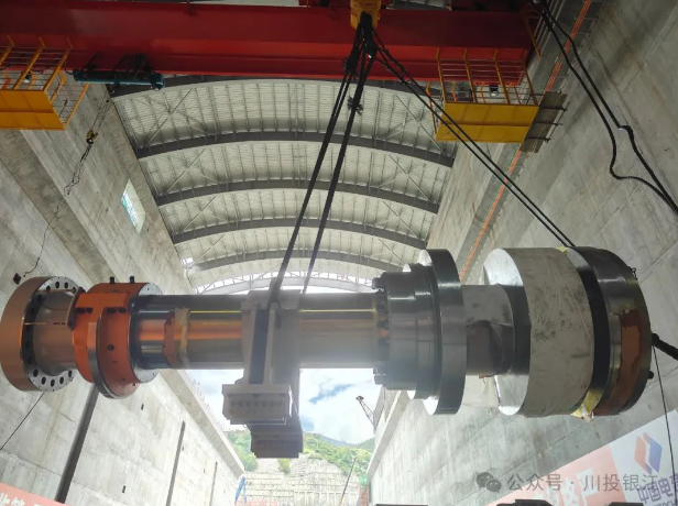 银江水电站首台机组主轴吊装成功