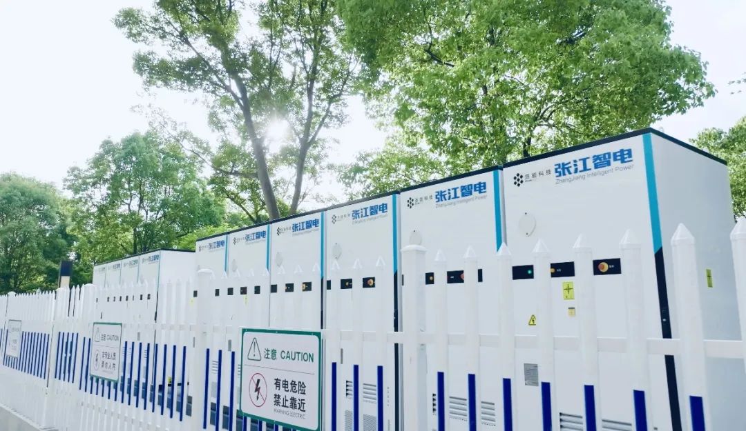 烈日下的储能卫士：派能科技全方位电站巡检，护航绿色能源安全