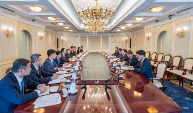 邹磊与老挝总理府办公厅部长、总理首席顾问西纳万 • 苏发努冯会谈