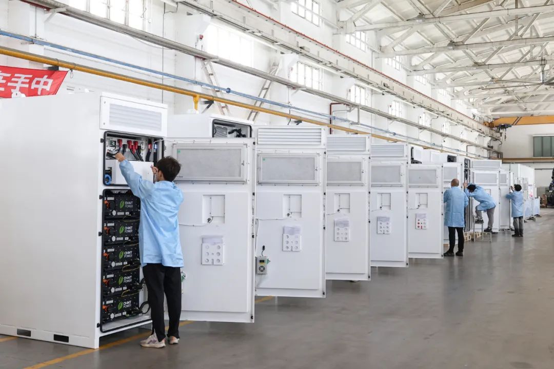 首批交付！正泰电源新一代工商业储能户外柜批量出货！
