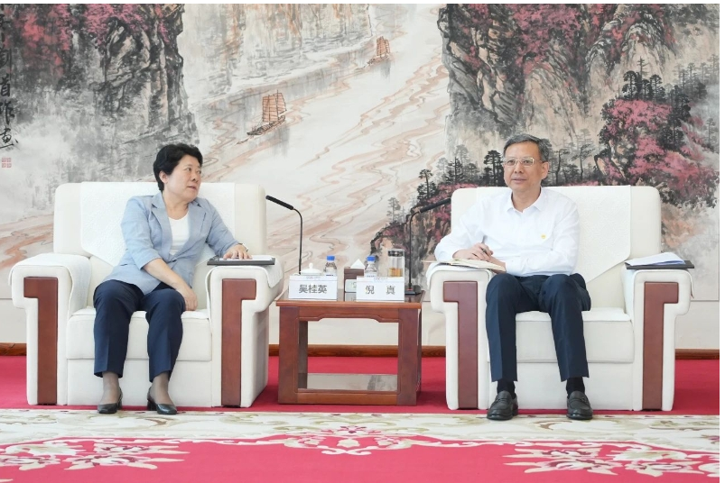 倪真与湖南省委常委、长沙市委书记吴桂英会谈