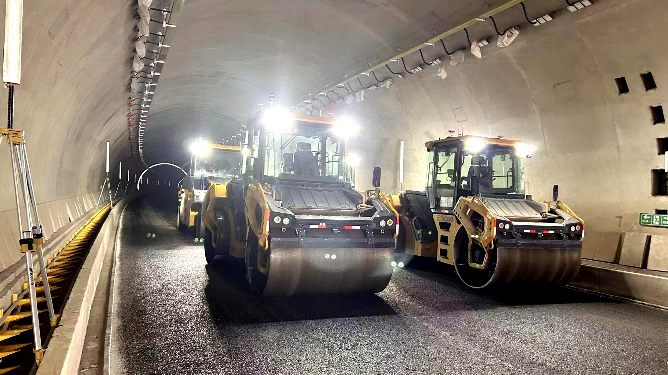 中国能建葛洲坝路桥公司实现全国首次公路工程长隧道无人摊铺应用