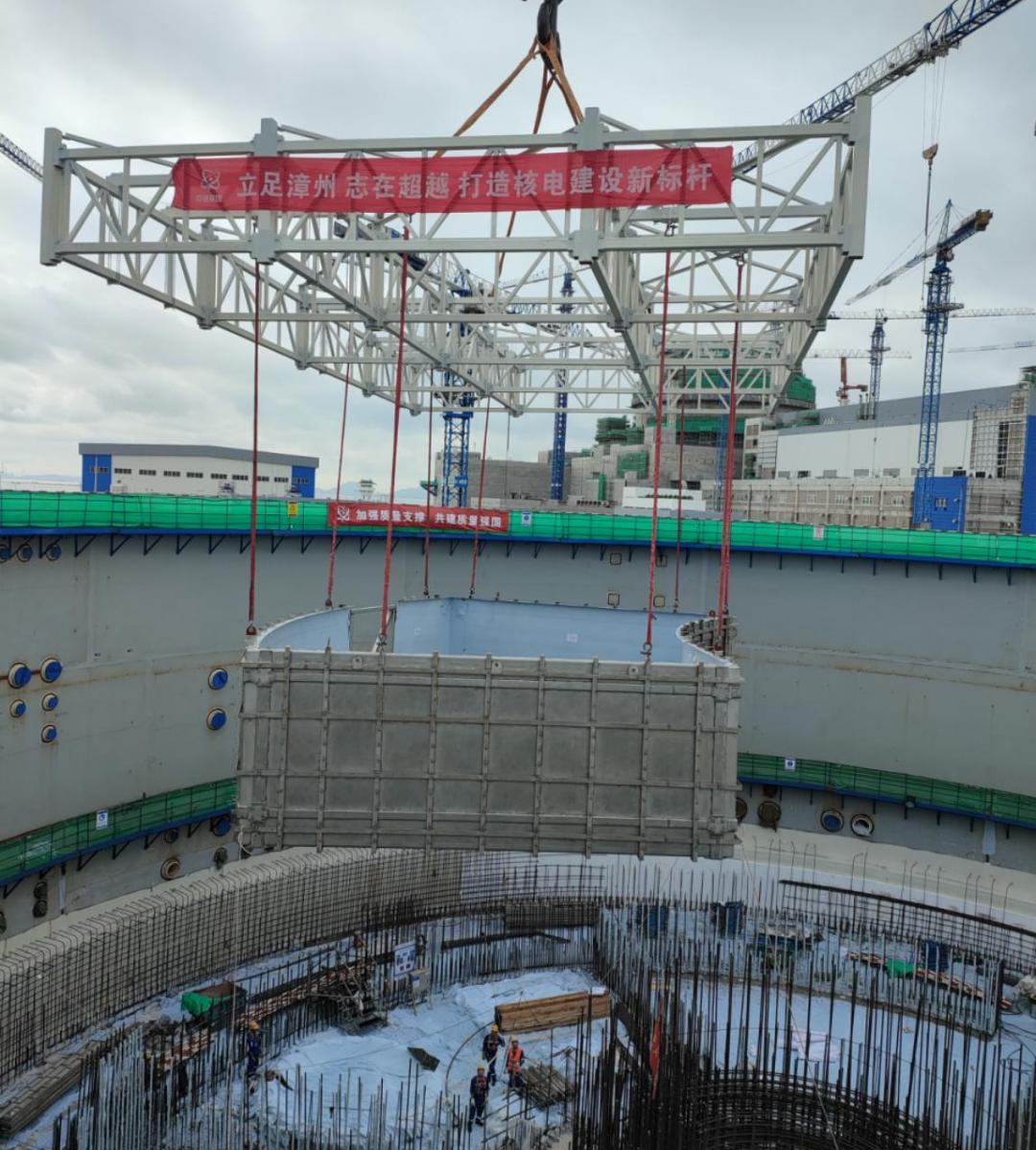 漳州核电3号机组内置换料水箱不锈钢模块组吊装成功