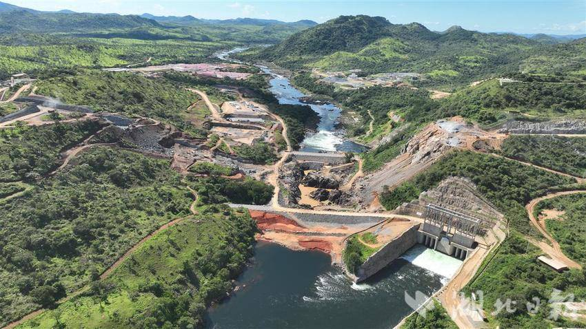 【湖北日报】筑大坝、修铁路、建妇产楼…… 葛洲坝集团在非建设项目近百个