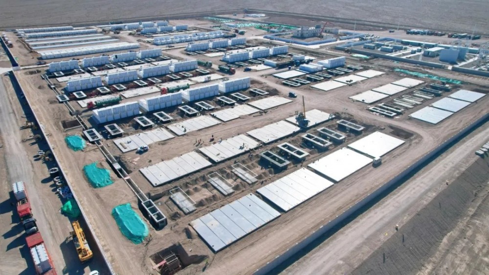 新华乌什50万千瓦/200万千瓦时构网型储能项目全钒液流储能站设备基础浇筑全部完成