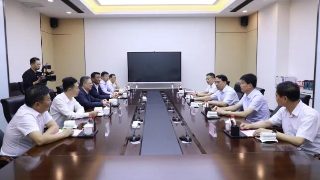 华阳集团董事长王永革与中国中煤董事长王树东举行工作会谈