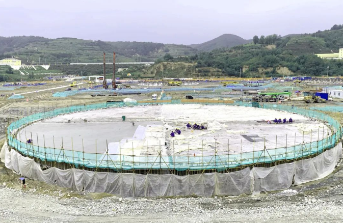 延安天然气储气调峰项目4#储罐基础全部浇筑完成