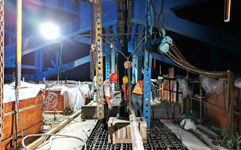 【人民网】国道107京港线漯河境新建工程沙河特大桥左幅顺利合龙