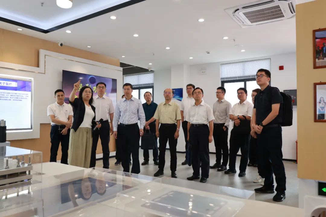 中国石化股份公司高级副总裁喻宝才一行到访氢辉能源考察调研