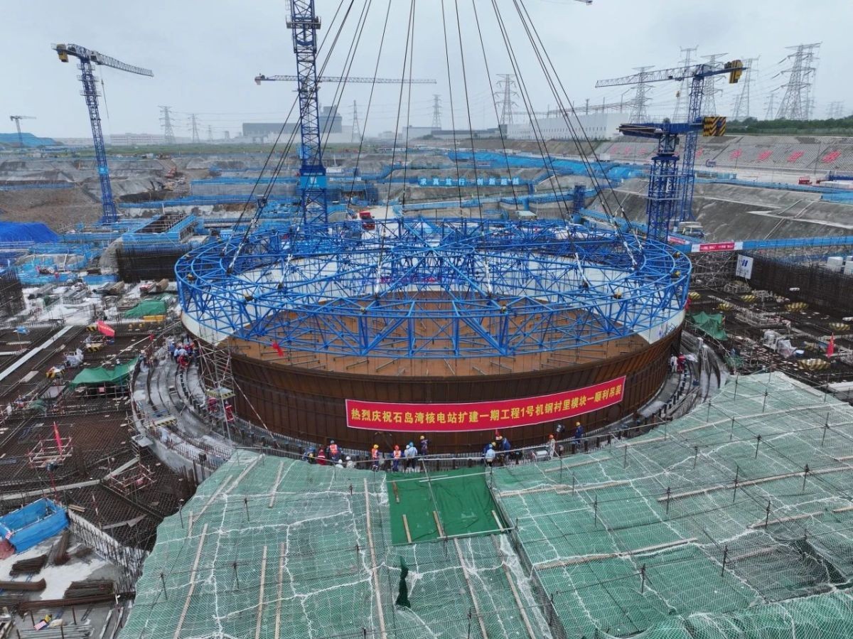 华能石岛湾扩建一期1号机组钢衬里模块一吊装成功