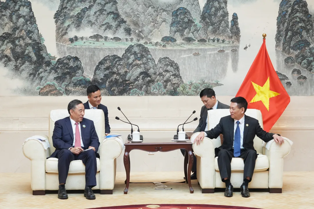 宋海良拜会越南副总理兼财政部部长胡德福