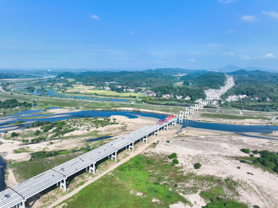 【中国新闻网】和襄高速公路六安段二标段：6700名建设者坚守岗位