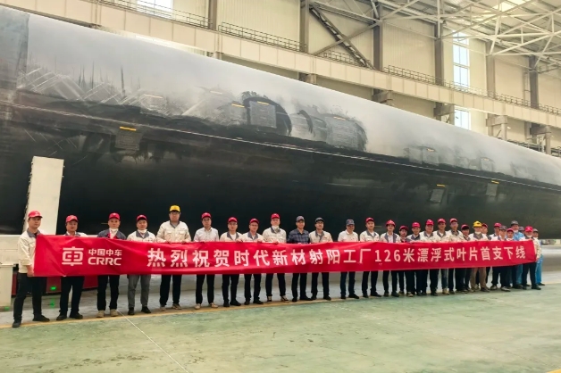 126米！时代新材自主研发首支漂浮式风电叶片下线