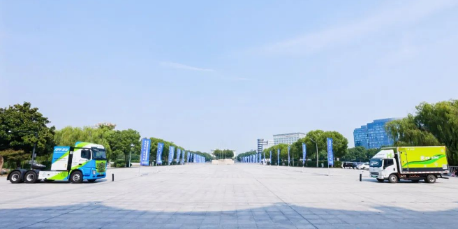 羚牛氢能携氢燃料电池重卡、氢燃料电池轻卡亮相2024中国(嘉兴)工业装备博览会