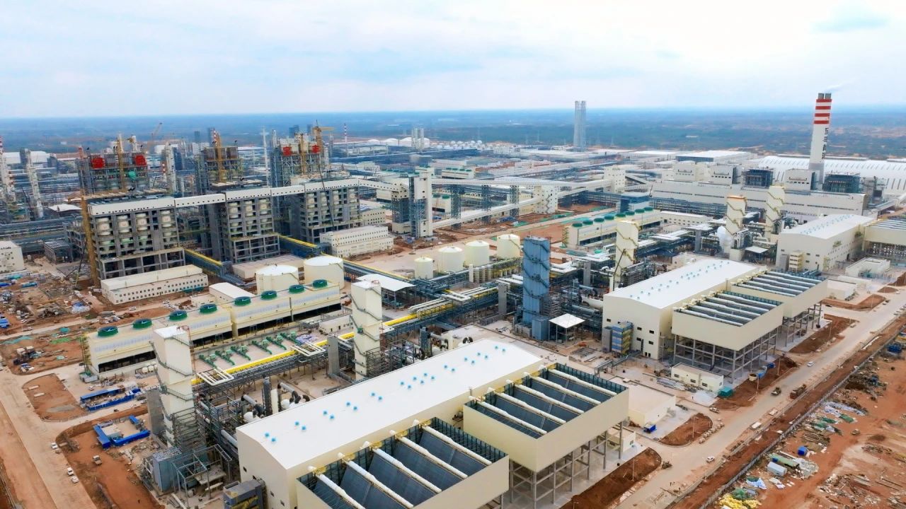 宝丰能源内蒙古煤制烯烃示范项目杭氧11万等级空分成功出氧