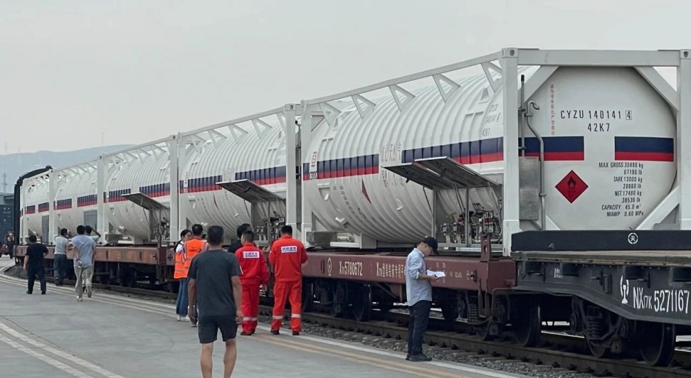 国内首列LNG罐箱公铁联运试验圆满成功