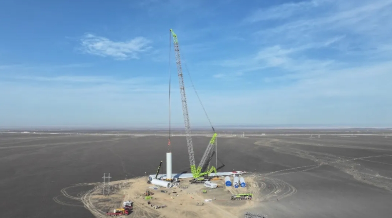 御风新能源哈密市40万千瓦风电项目首台风机顺利吊装