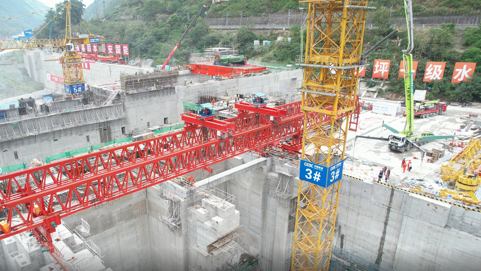 沙坪一级水电站厂坝工程厂房尾水平台首榀预制梁架设完成
