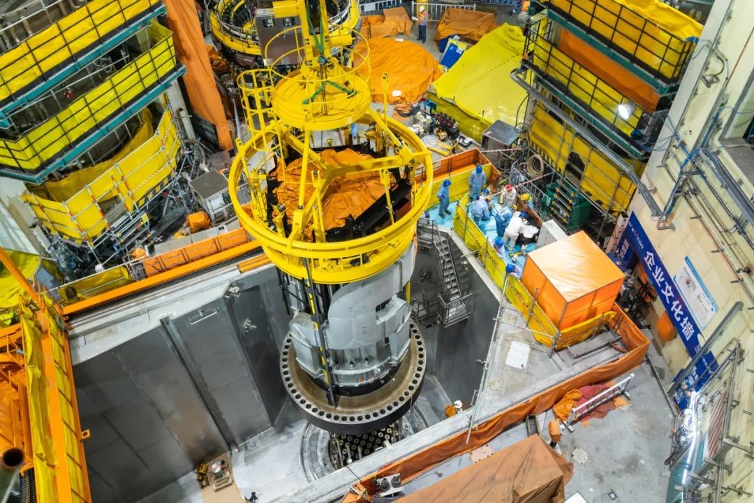 三澳核电1号机组反应堆压力容器顶盖顺利完成扣盖