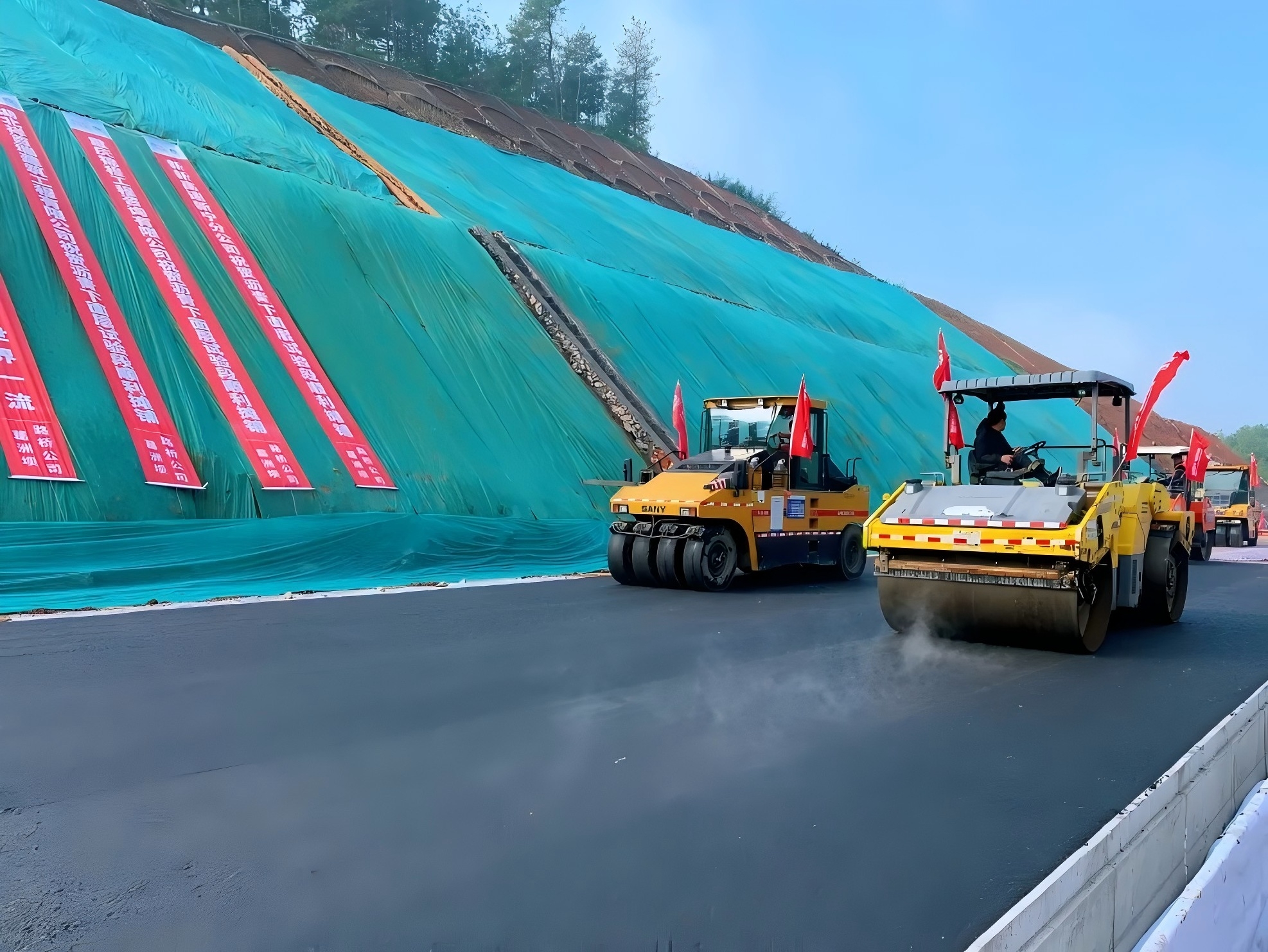 湖南新新高速公路沥青下面层试验段顺利摊铺