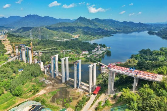 【中国新闻网】和襄高速公路六安段二标段全速推进架梁施工