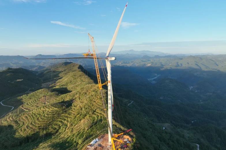 石阡县龙宝山风电场项目首台风机吊装顺利完成