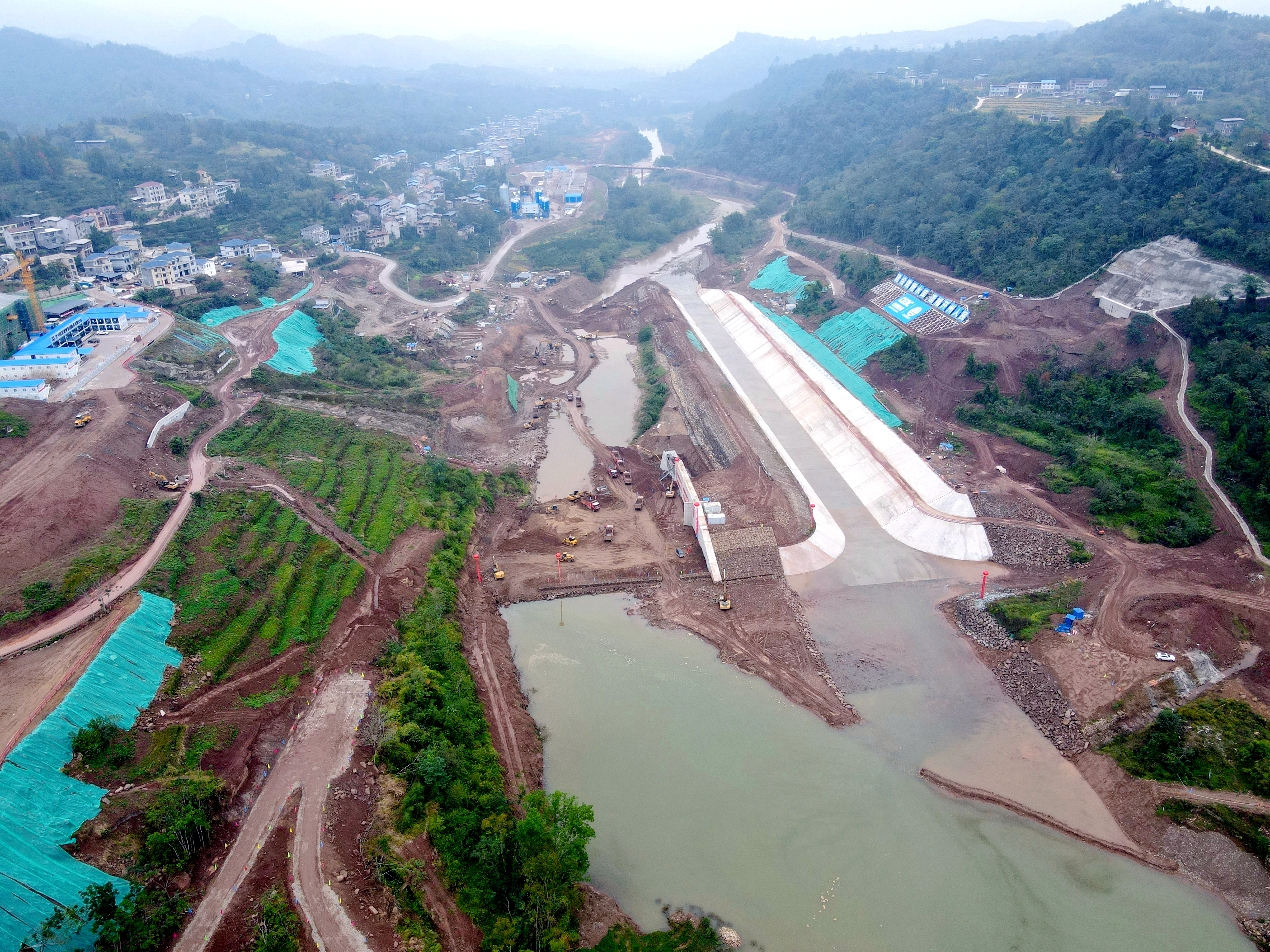 重庆跳蹬水库项目大坝成功截流