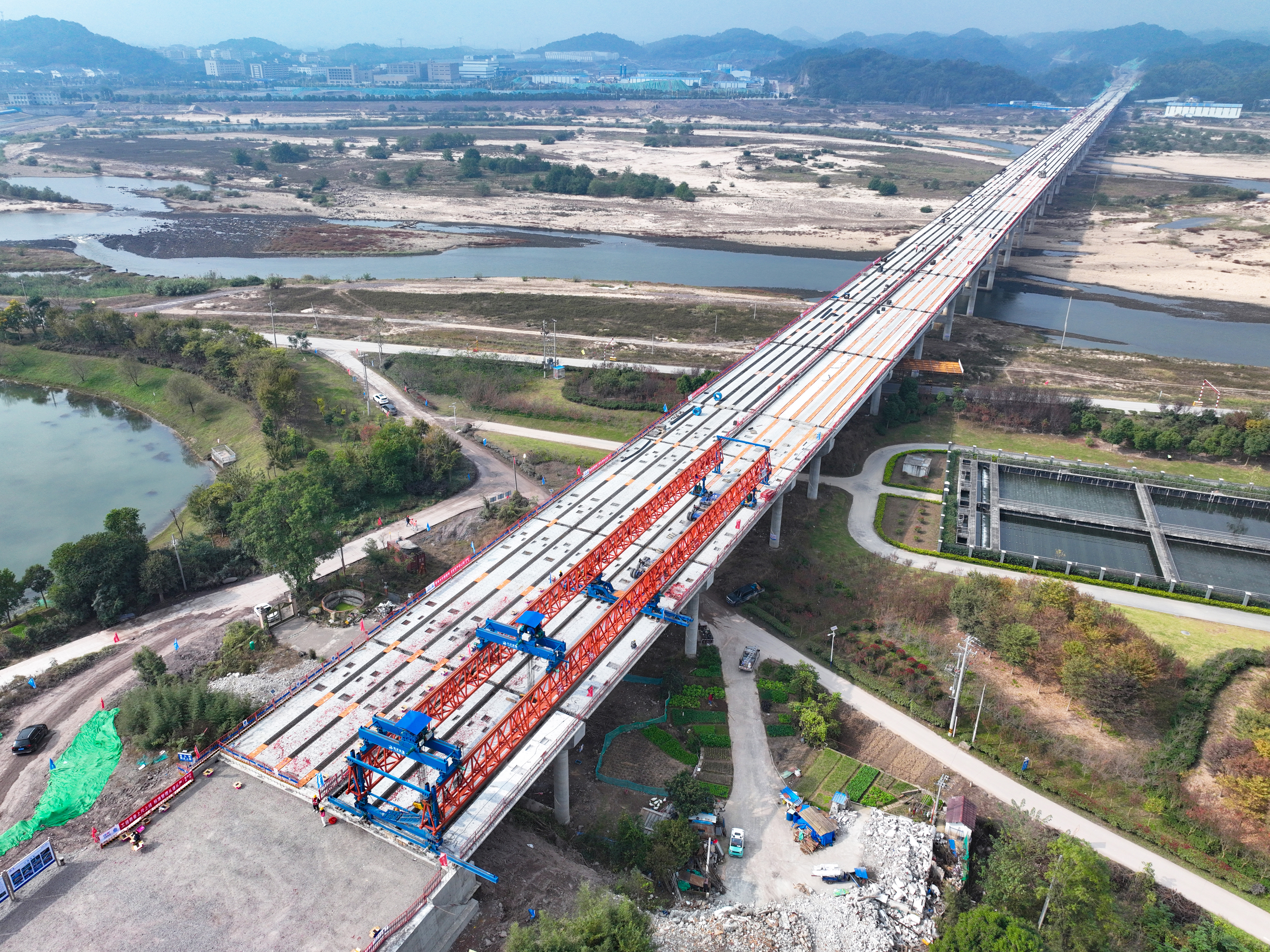 和襄高速公路六安段全线最长桥梁东淠河特大桥全幅贯通