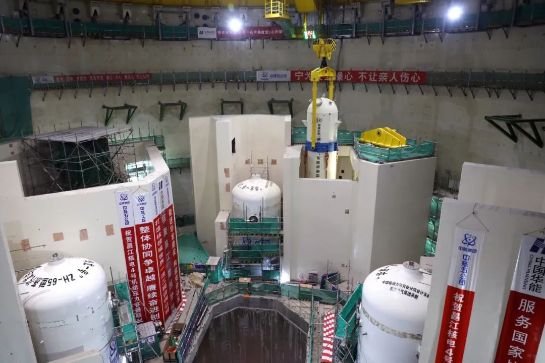中核五公司承建的华龙一号海南昌江核电4号机组稳压器成功吊装就位