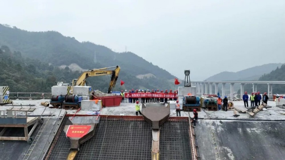 浙江天台抽水蓄能电站下水库大坝面板启动首仓混凝土浇筑