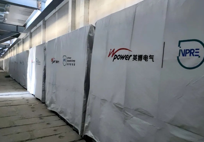 英博新能源助力吉林大安风光制氢合成氨一体化项目，12台PEM电解水制氢电源产品在项目现场“整装待发”。