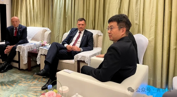 斯洛伐克副总理托马什·塔拉巴与青骐骥董事长闫巍在第七届进博会期间就绿氢项目合作进行了单独会晤