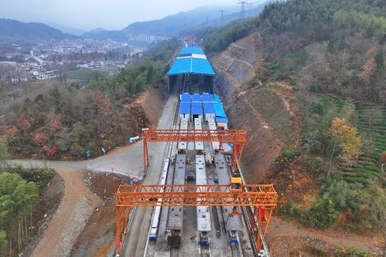 【中国新闻网】和襄高速公路六安段可移动台座智慧梁场投产