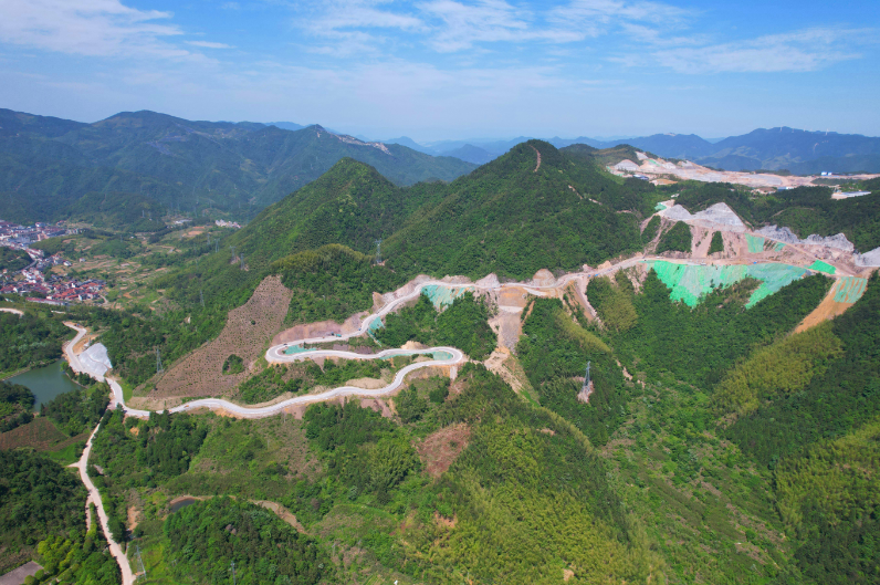 国网新源浙江磐安抽水蓄能电站下水库大坝碾压混凝土开始浇筑