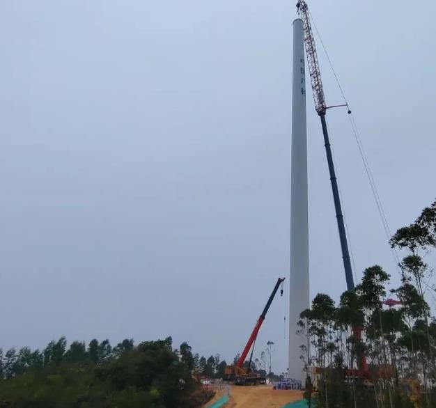 中广核良庆南晓100兆瓦风电项目首套顺利吊装