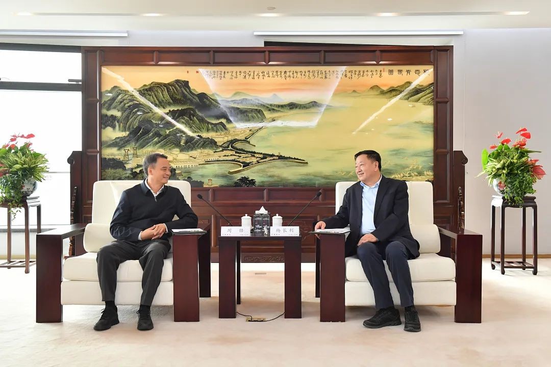 中国广核集团有限公司党委书记、董事长杨长利会见咸宁市委书记周锋